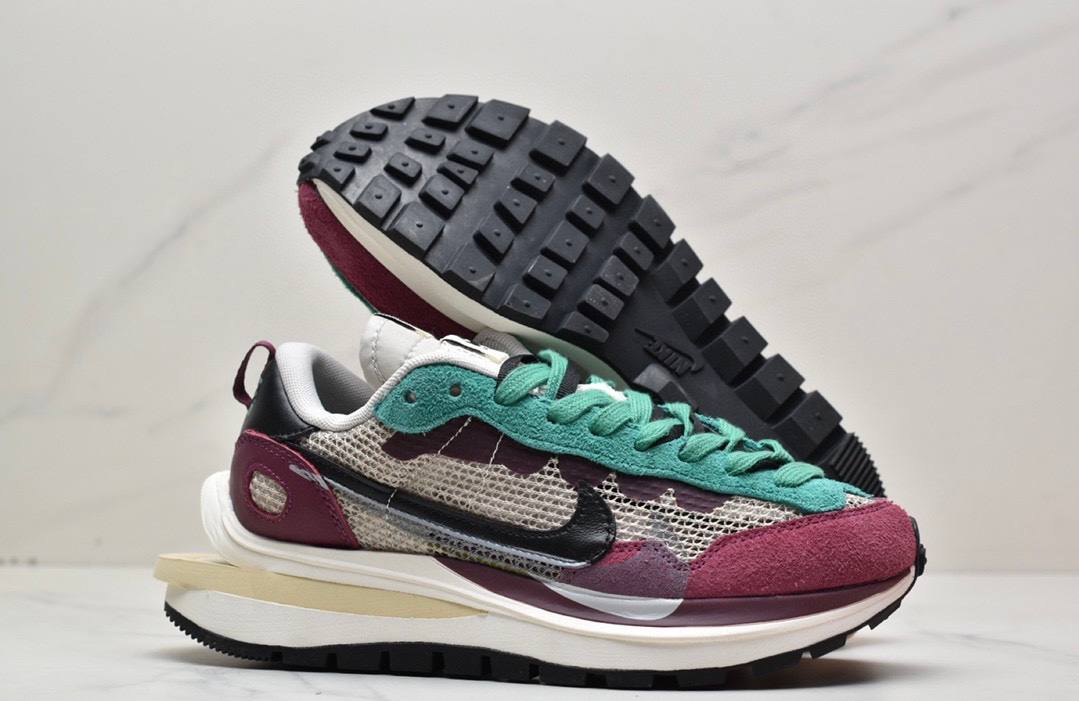 Обувки Sacai VaporWaffle Villain Red/Neptune Green